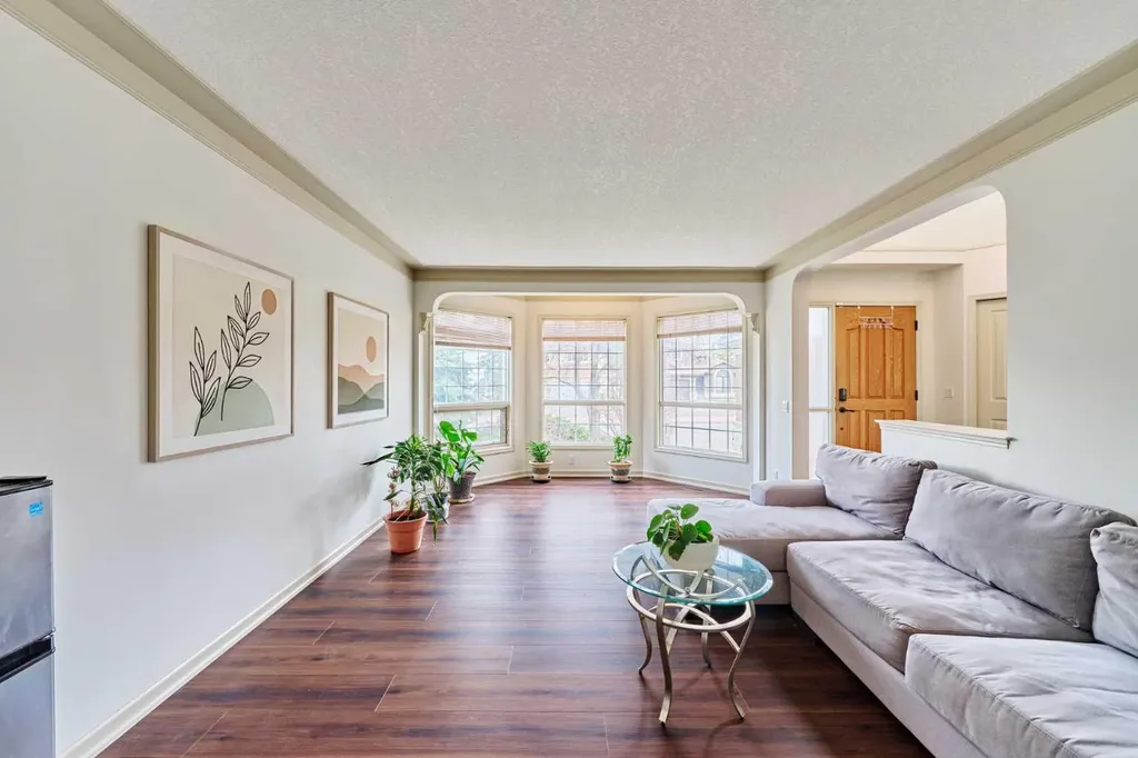243 Hampshire Close NW Calgary AB T3A 4X9