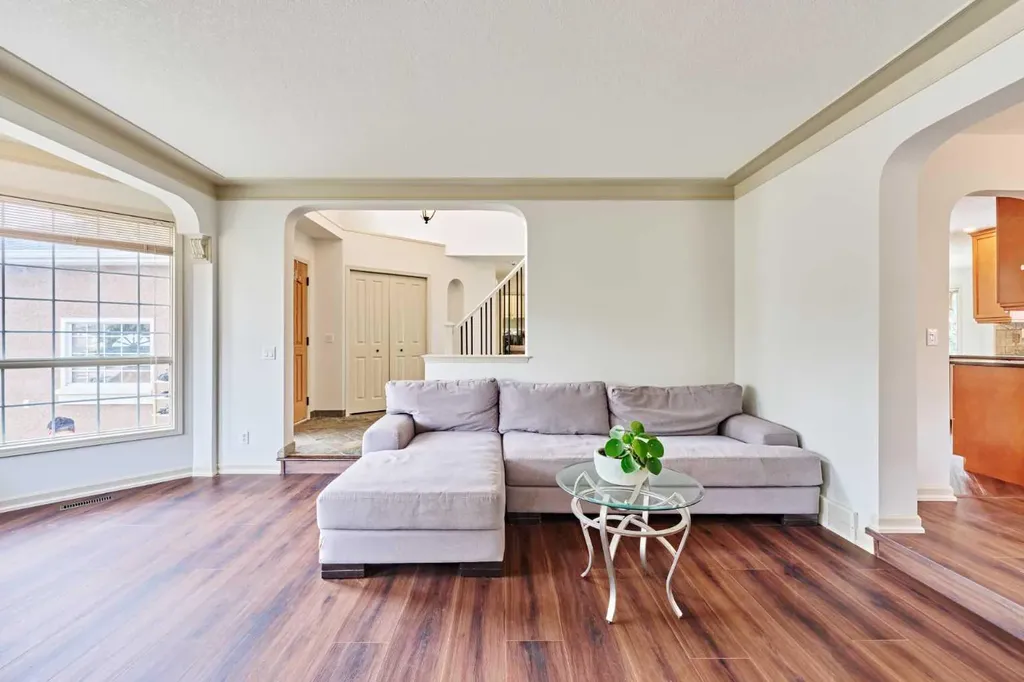 243 Hampshire Close NW Calgary AB T3A 4X9