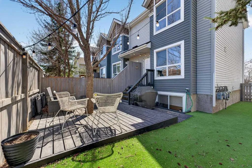 32 Erin Woods Court SE Calgary AB T2B 3V6