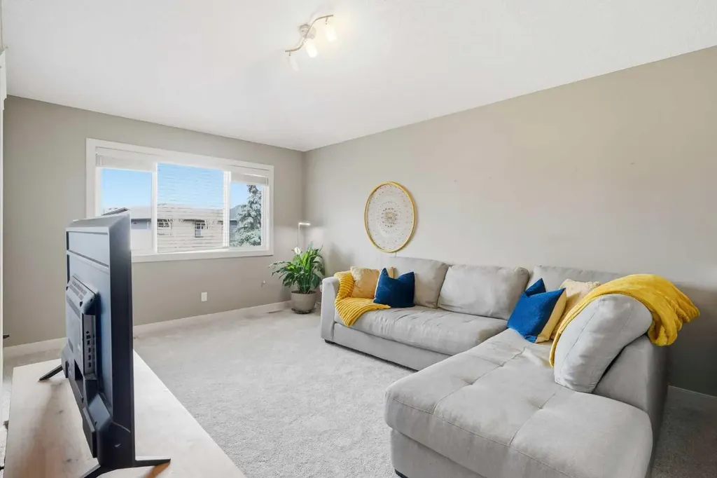 150 Ravenscroft Green SE Airdrie AB T4A 0H1