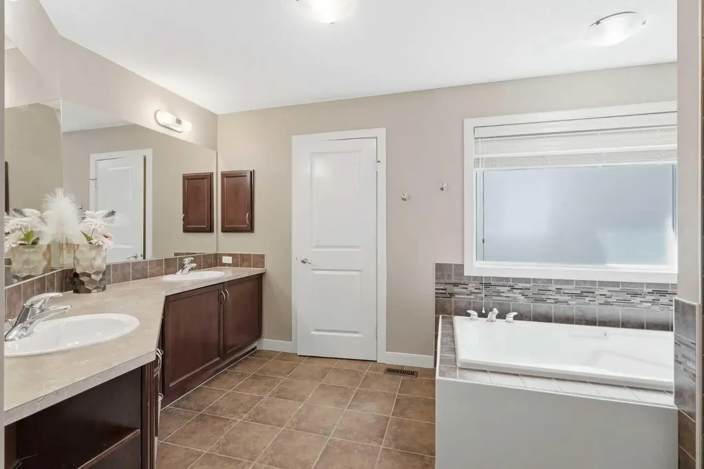 150 Ravenscroft Green SE Airdrie AB T4A 0H1