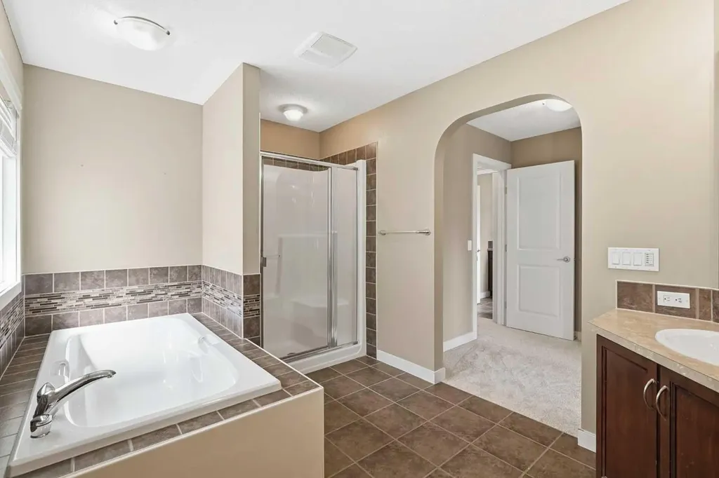 150 Ravenscroft Green SE Airdrie AB T4A 0H1