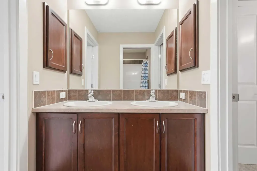 150 Ravenscroft Green SE Airdrie AB T4A 0H1