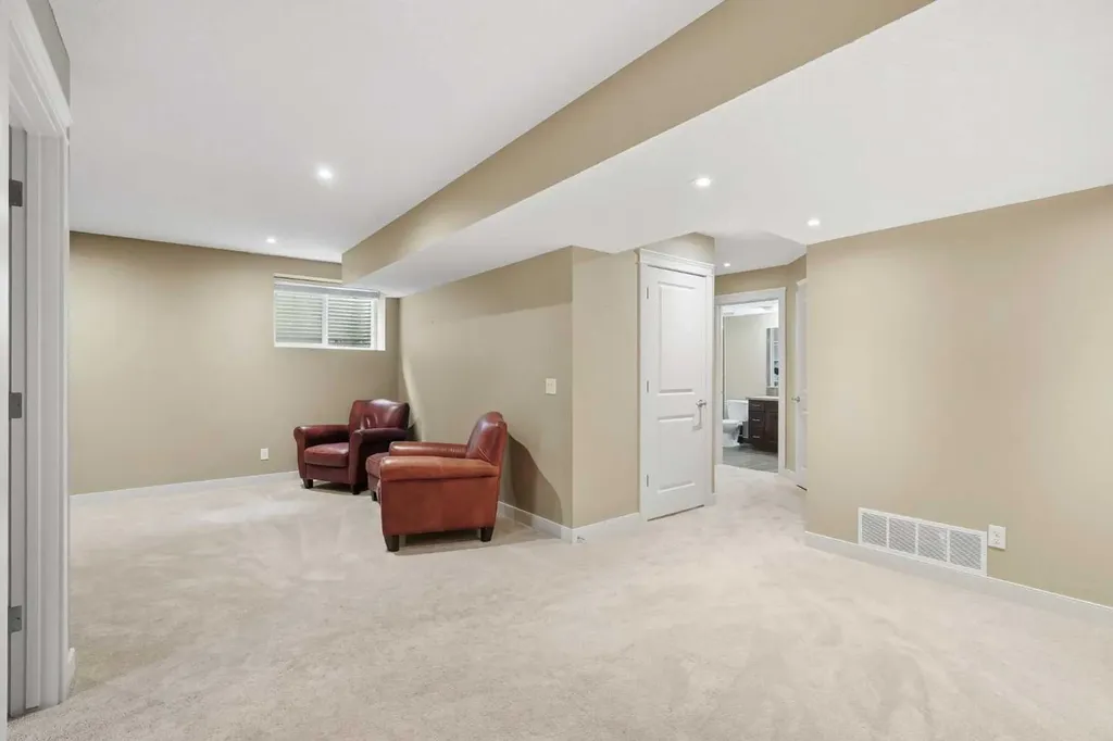150 Ravenscroft Green SE Airdrie AB T4A 0H1