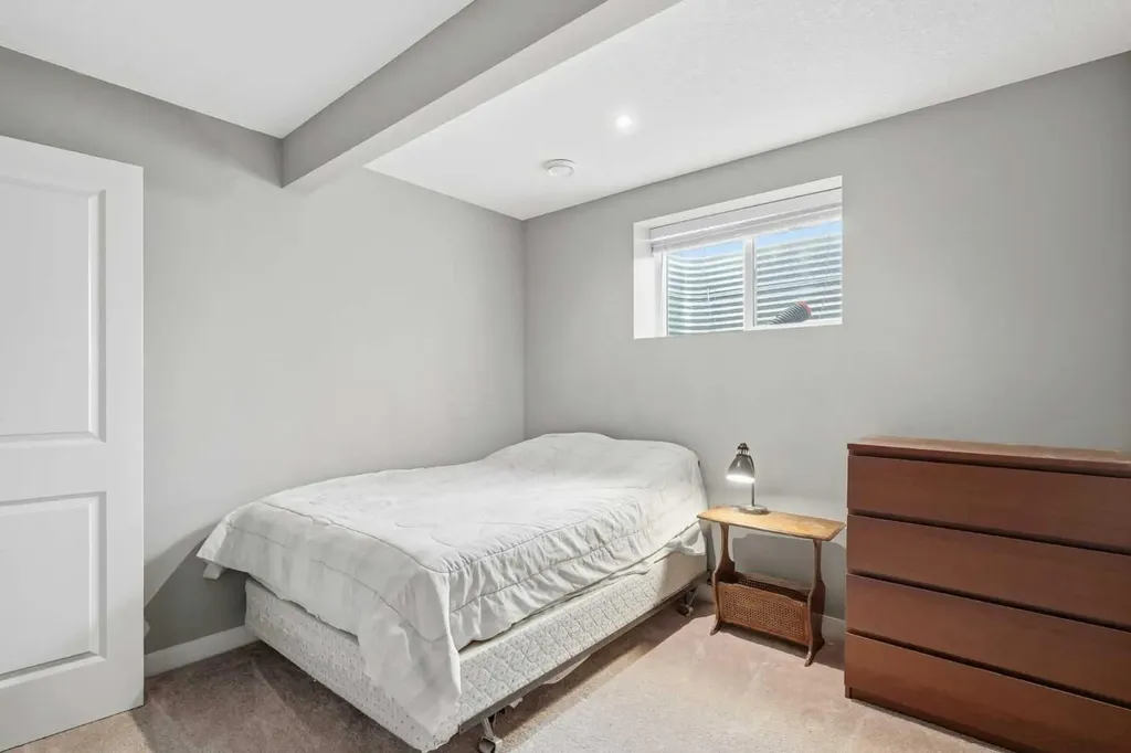 150 Ravenscroft Green SE Airdrie AB T4A 0H1