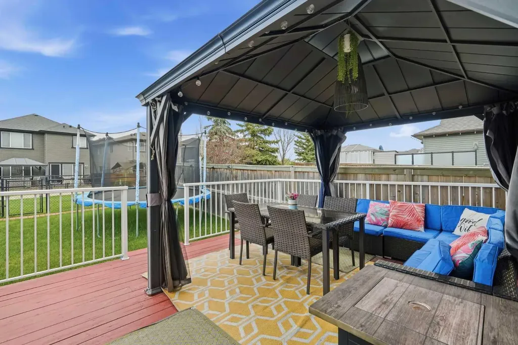 150 Ravenscroft Green SE Airdrie AB T4A 0H1