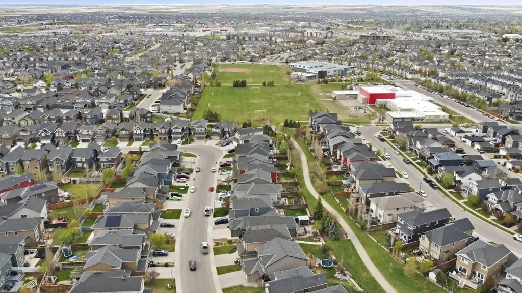 150 Ravenscroft Green SE Airdrie AB T4A 0H1