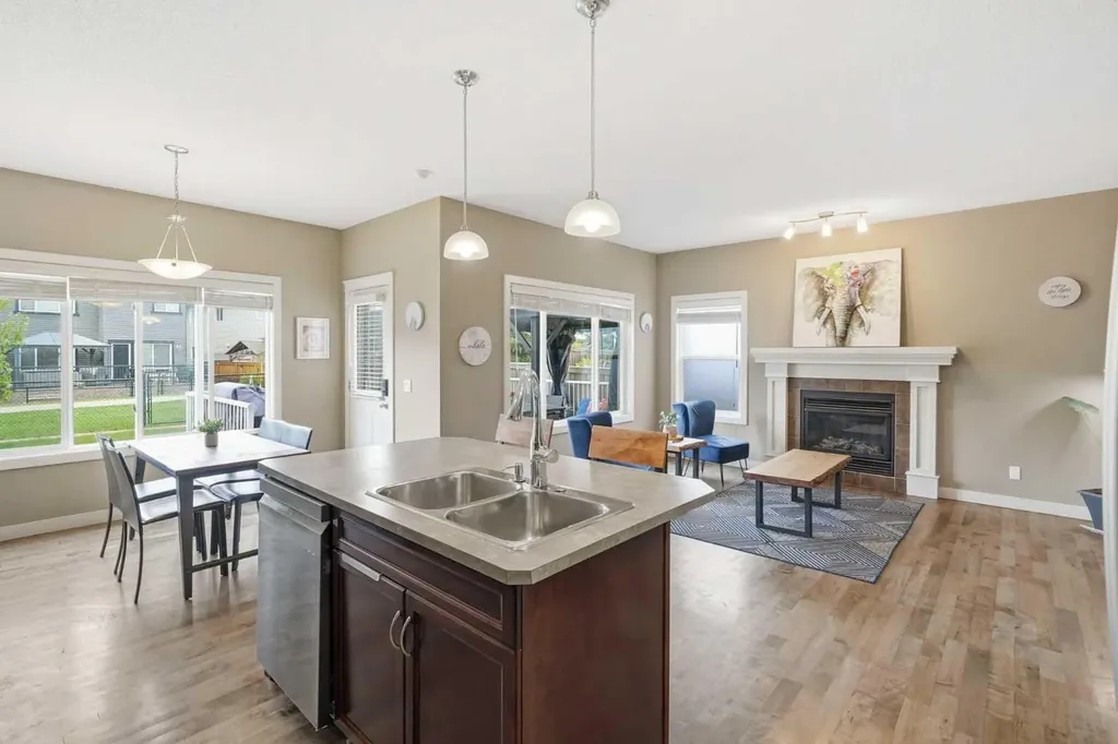 150 Ravenscroft Green SE Airdrie AB T4A 0H1