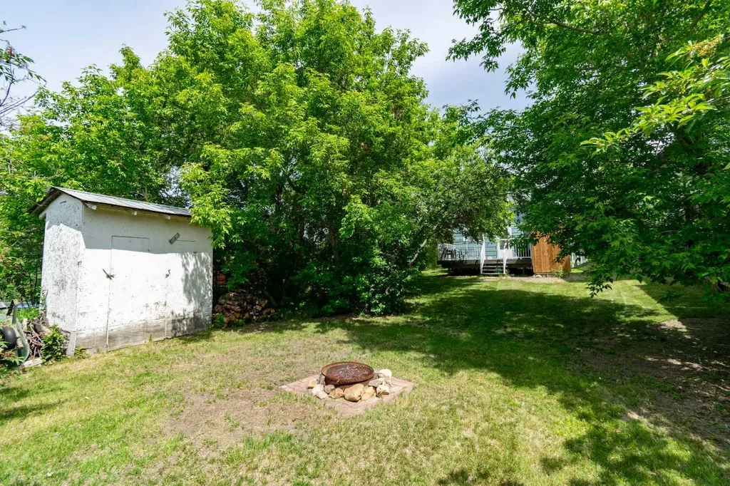 19 4 Street White Sands AB T0C 2L0