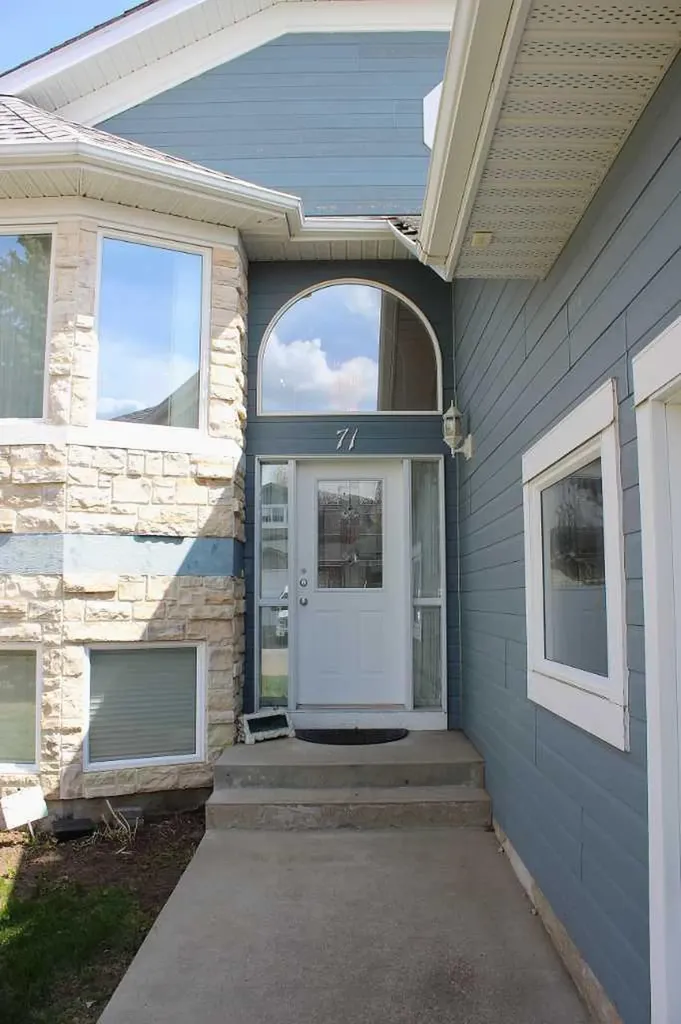 71 Park Place W Brooks AB T1R 1G6