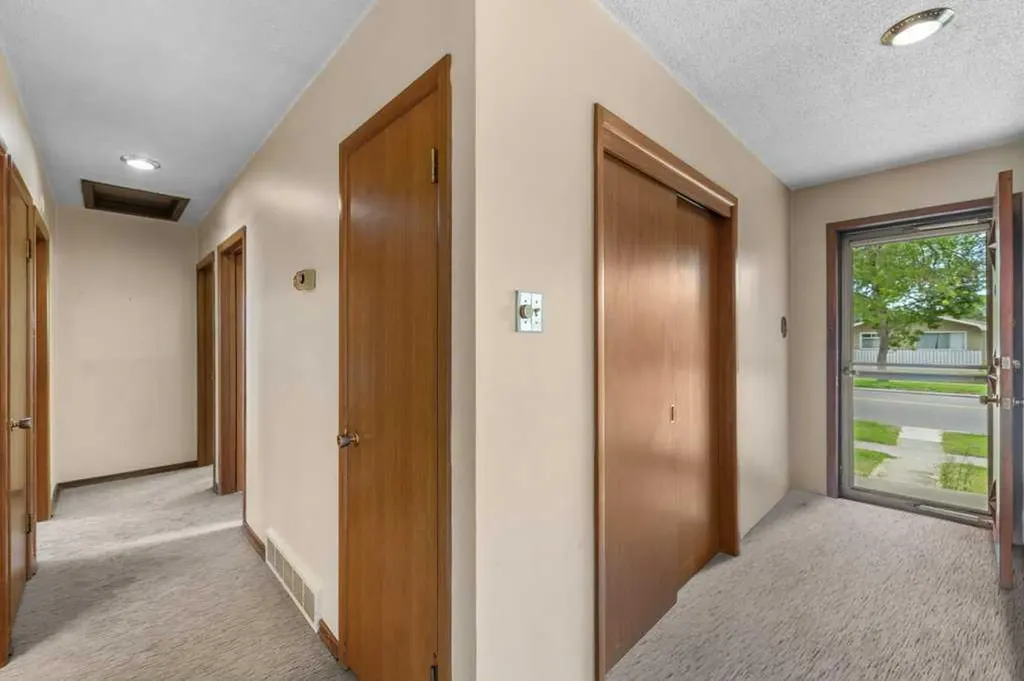 4207 Brisebois Drive NW Calgary AB T2L 2G1