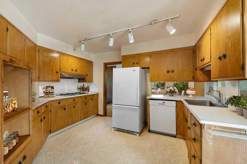 4207 Brisebois Drive NW Calgary AB T2L 2G1