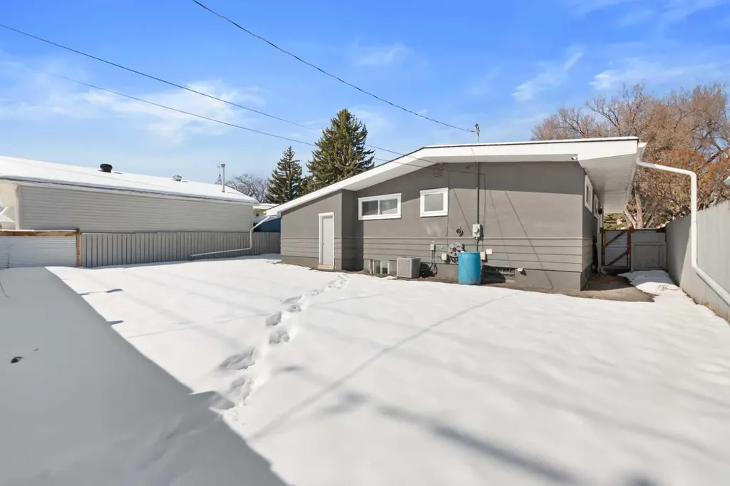 38 Westwood Drive SW Calgary AB T3C2V7