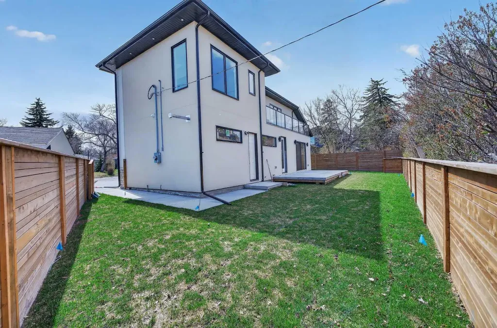 88 Woodlark Drive SW Calgary AB T3C 4H5