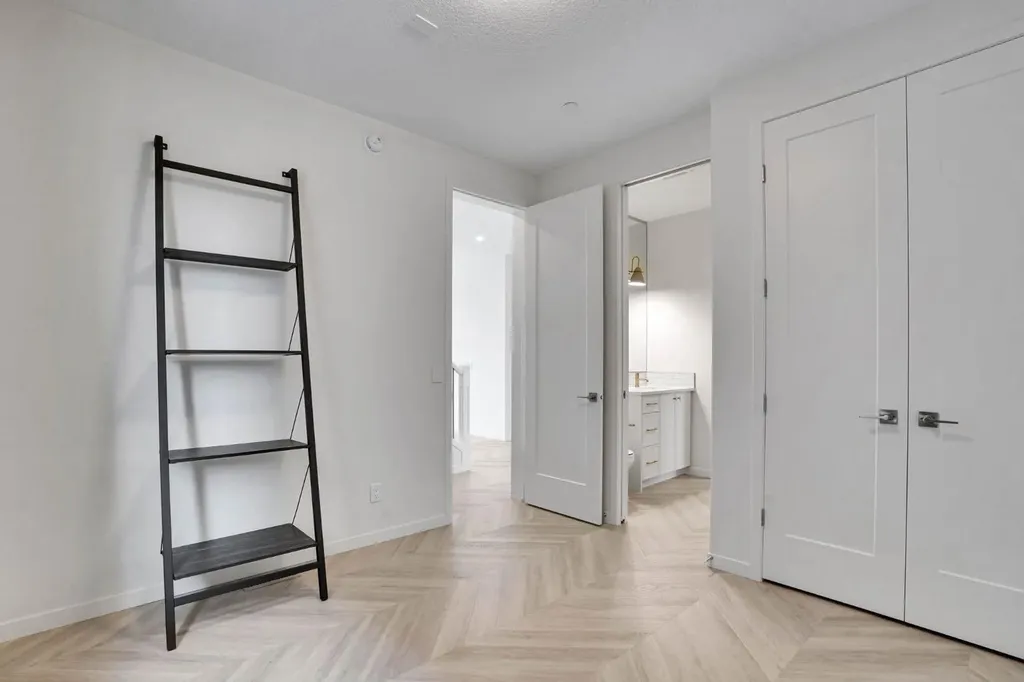 195 Lucas Common NW Calgary AB T3P 2B3