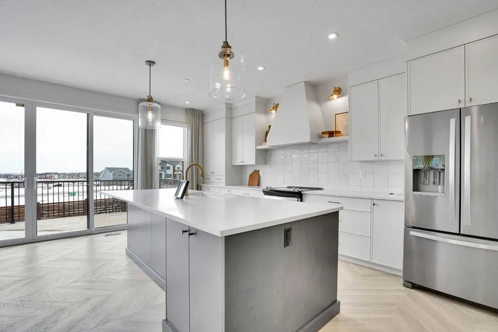 195 Lucas Common NW Calgary AB T3P 2B3