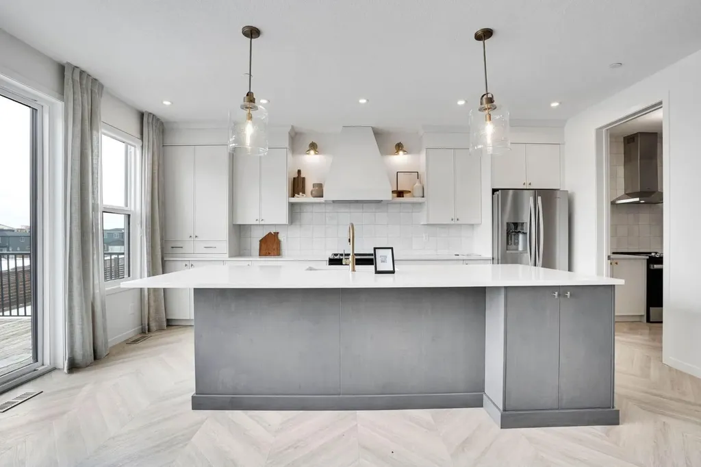 195 Lucas Common NW Calgary AB T3P 2B3