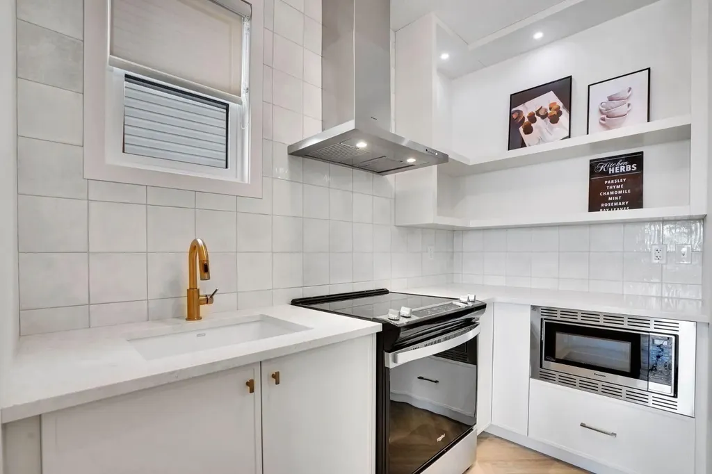 195 Lucas Common NW Calgary AB T3P 2B3