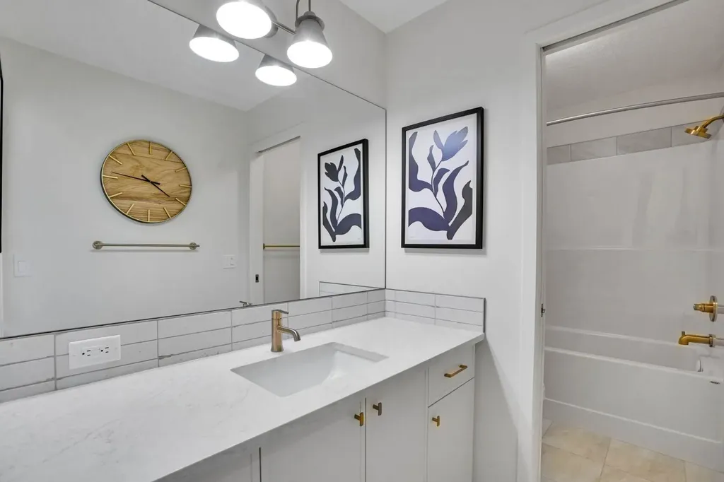 195 Lucas Common NW Calgary AB T3P 2B3