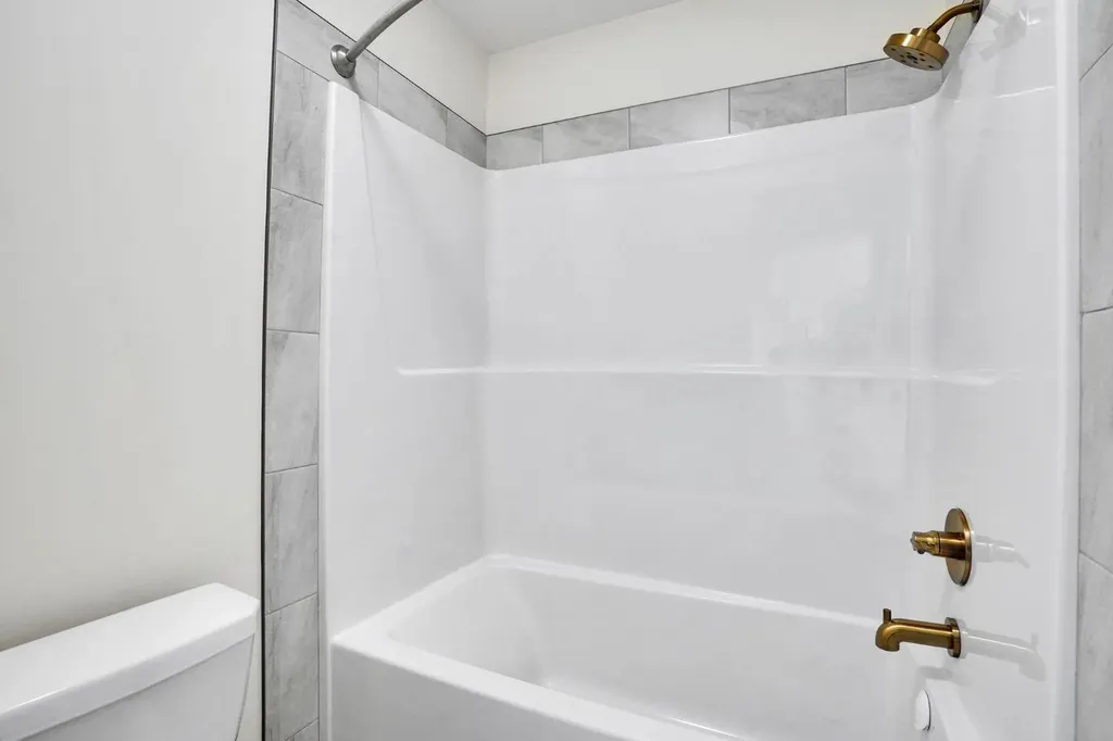 195 Lucas Common NW Calgary AB T3P 2B3