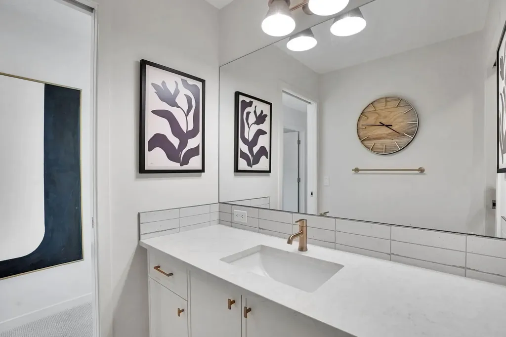 195 Lucas Common NW Calgary AB T3P 2B3