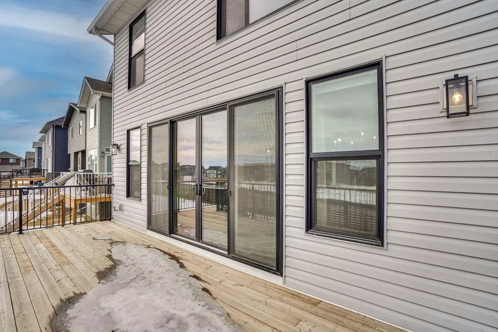 195 Lucas Common NW Calgary AB T3P 2B3