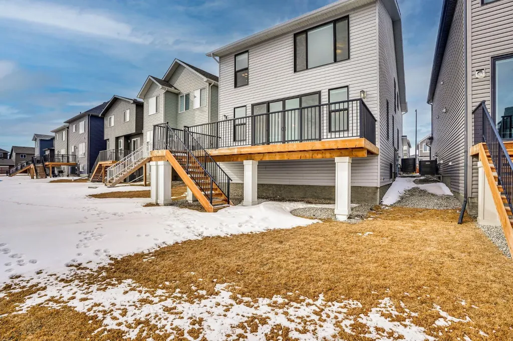 195 Lucas Common NW Calgary AB T3P 2B3