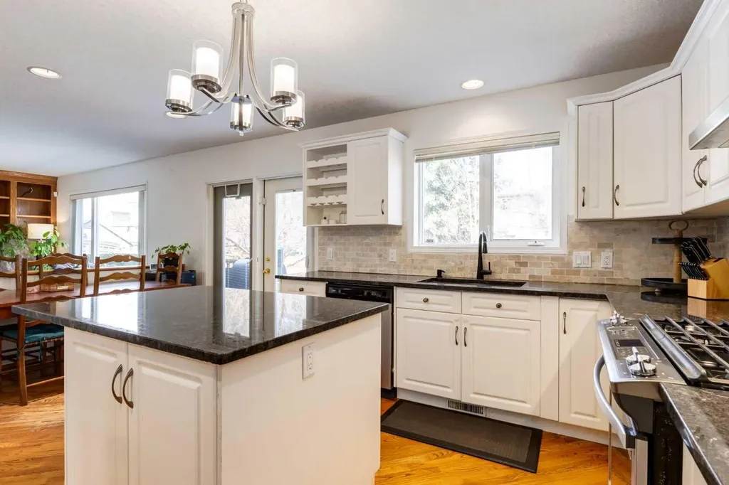 439 Mountain Park Drive SE Calgary AB T2Z 2N9