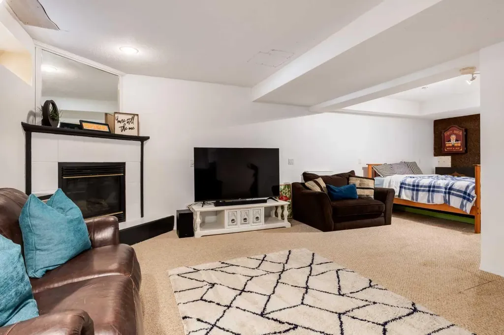 439 Mountain Park Drive SE Calgary AB T2Z 2N9
