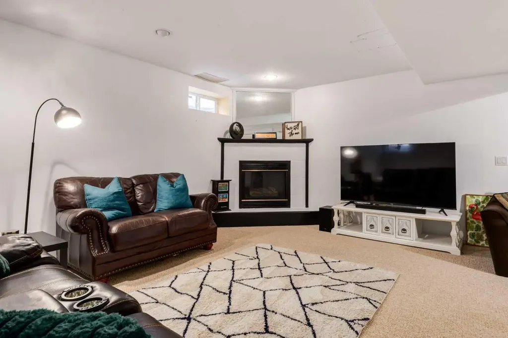 439 Mountain Park Drive SE Calgary AB T2Z 2N9