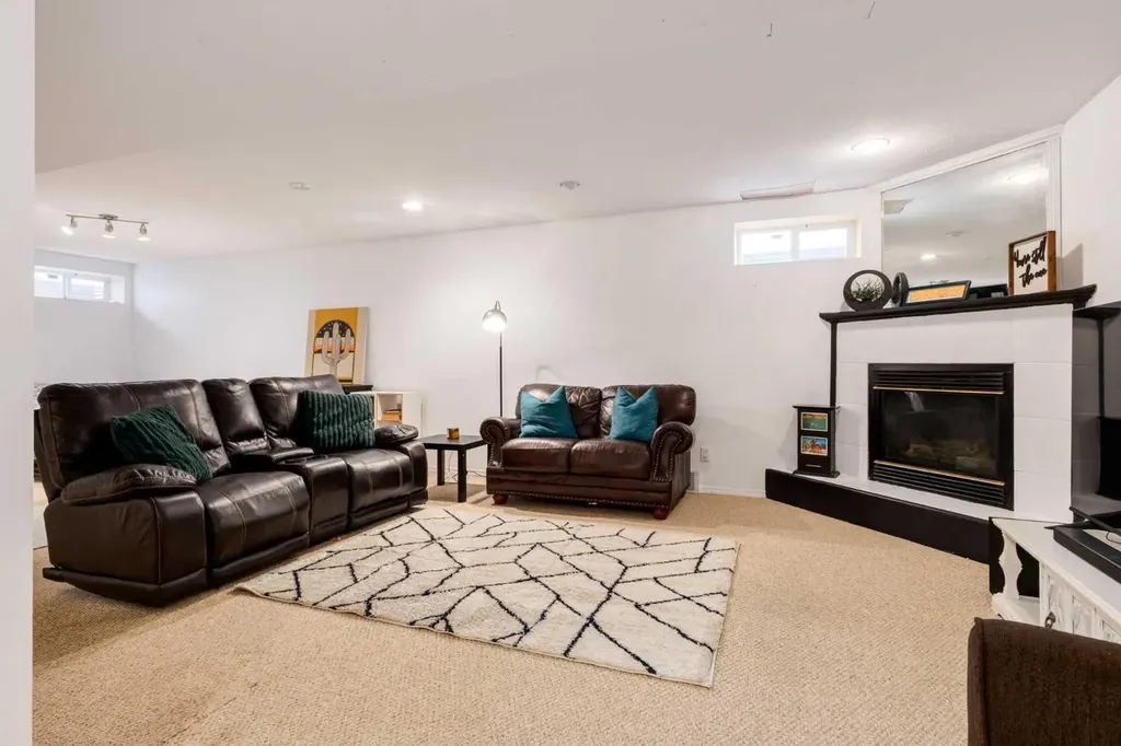 439 Mountain Park Drive SE Calgary AB T2Z 2N9