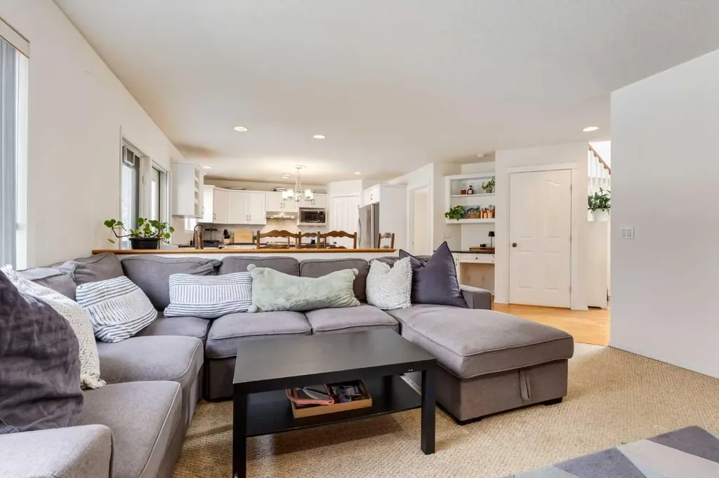 439 Mountain Park Drive SE Calgary AB T2Z 2N9