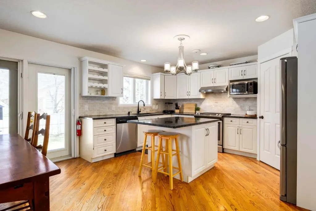 439 Mountain Park Drive SE Calgary AB T2Z 2N9