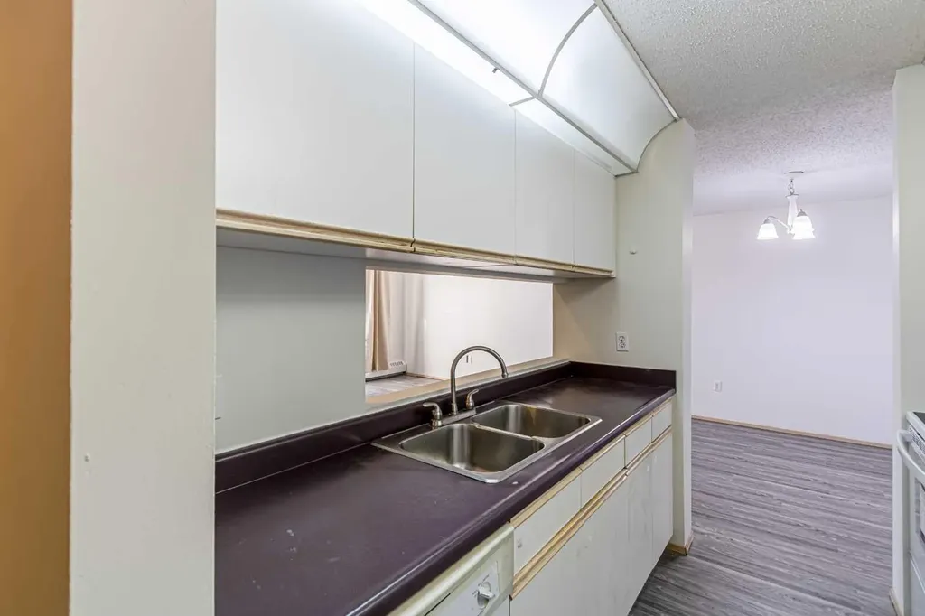 21 Dover Point SE Calgary AB T2B 3K4