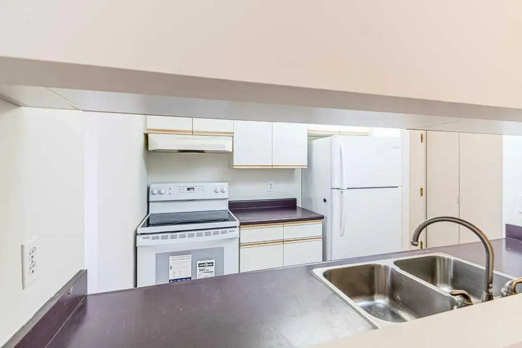 21 Dover Point SE Calgary AB T2B 3K4