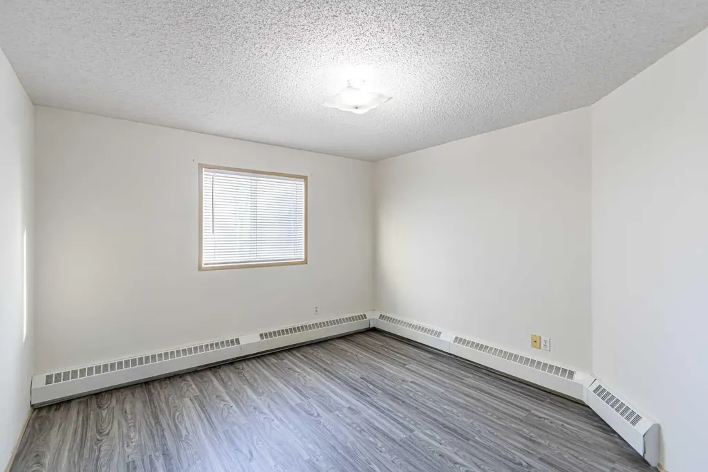 21 Dover Point SE Calgary AB T2B 3K4