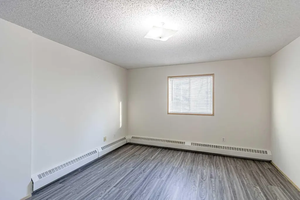 21 Dover Point SE Calgary AB T2B 3K4