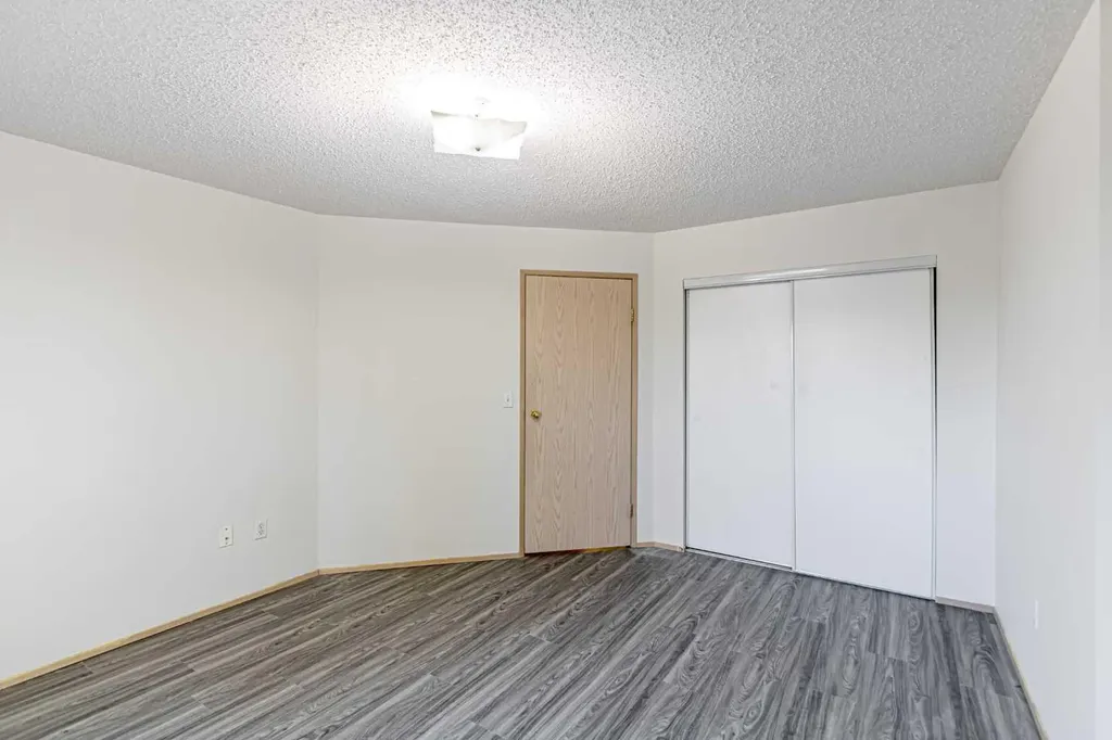 21 Dover Point SE Calgary AB T2B 3K4