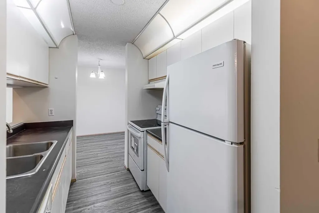 21 Dover Point SE Calgary AB T2B 3K4