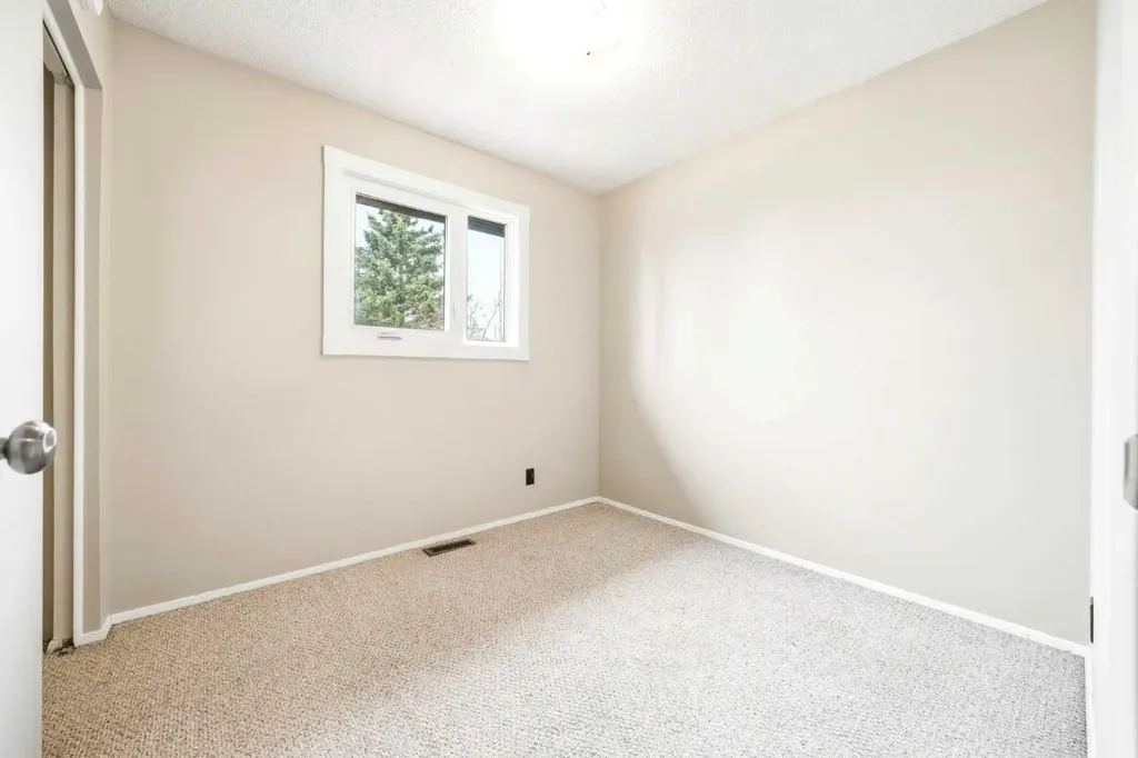 103 Thorson Crescent Okotoks AB T1S 1C8