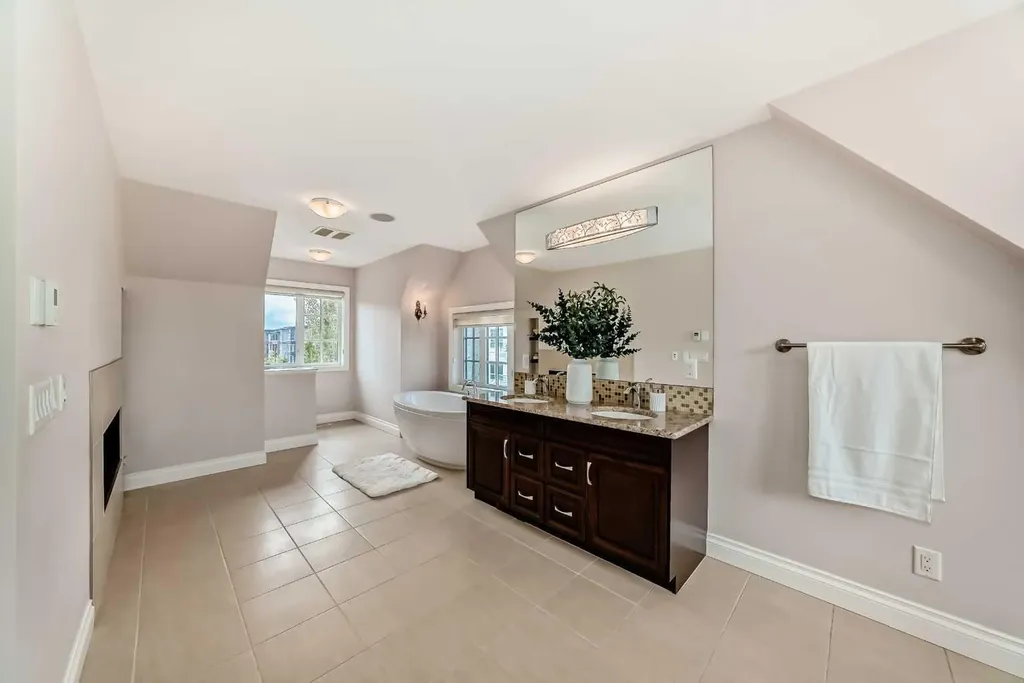 60 Hong Kong Road SW Calgary AB T3E7B6