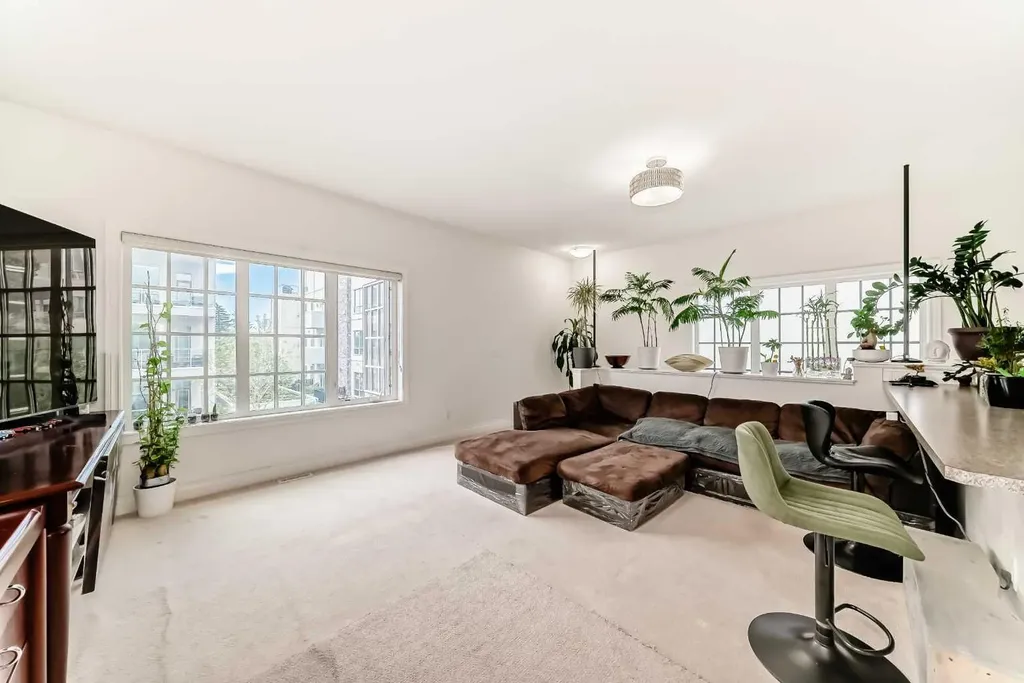 60 Hong Kong Road SW Calgary AB T3E7B6