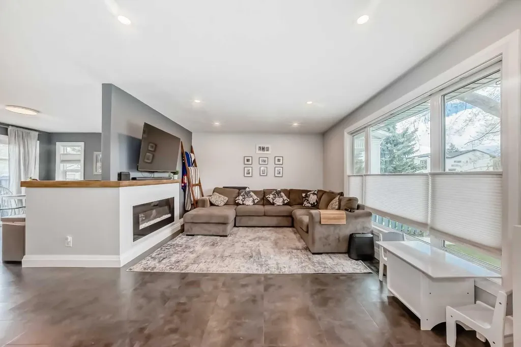 5224 19 Avenue NW Calgary AB T3B0T2