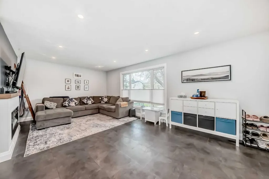 5224 19 Avenue NW Calgary AB T3B0T2