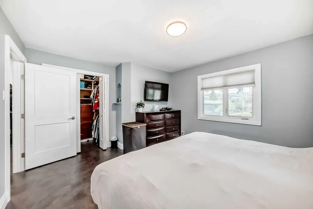 5224 19 Avenue NW Calgary AB T3B0T2