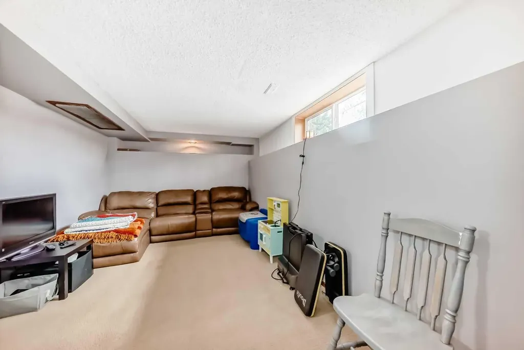 5224 19 Avenue NW Calgary AB T3B0T2