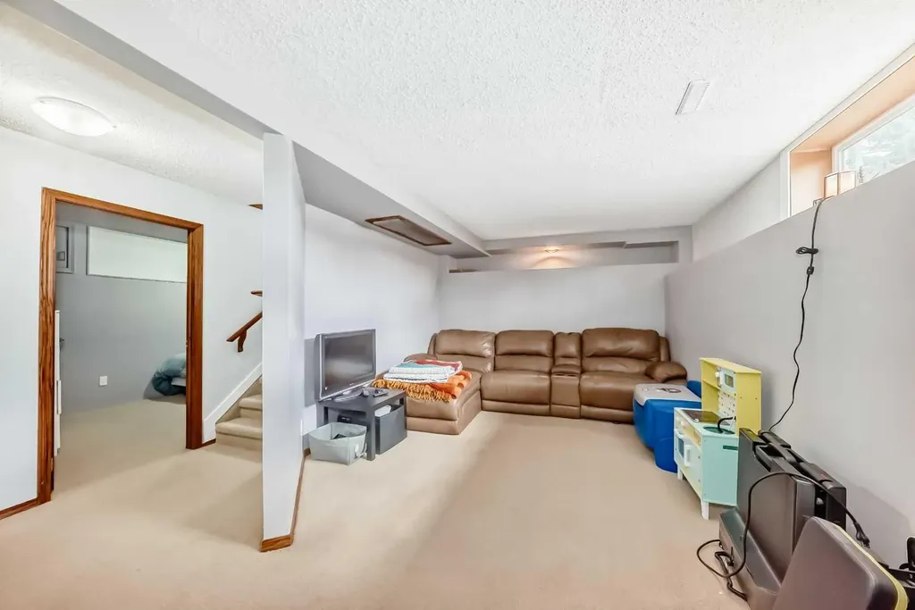 5224 19 Avenue NW Calgary AB T3B0T2