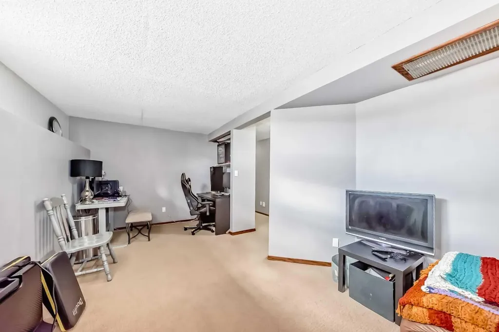 5224 19 Avenue NW Calgary AB T3B0T2