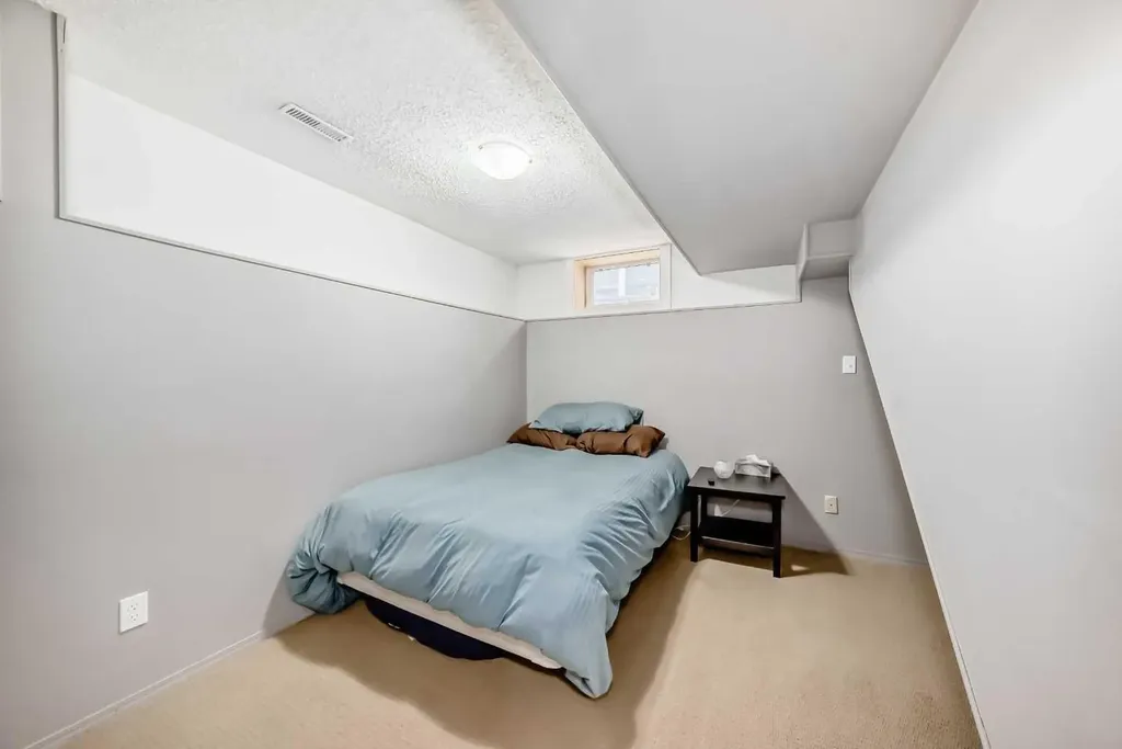 5224 19 Avenue NW Calgary AB T3B0T2