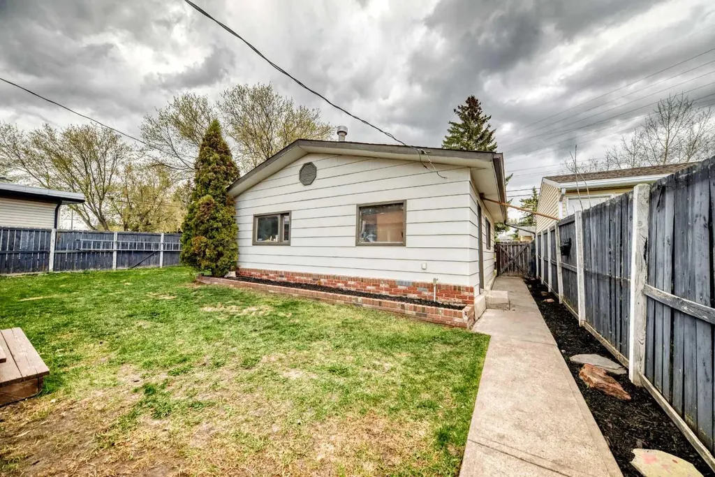 5224 19 Avenue NW Calgary AB T3B0T2